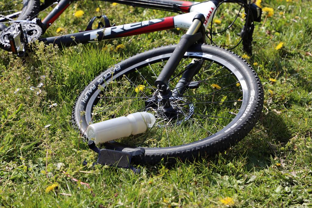Mountainbiker geschept door auto