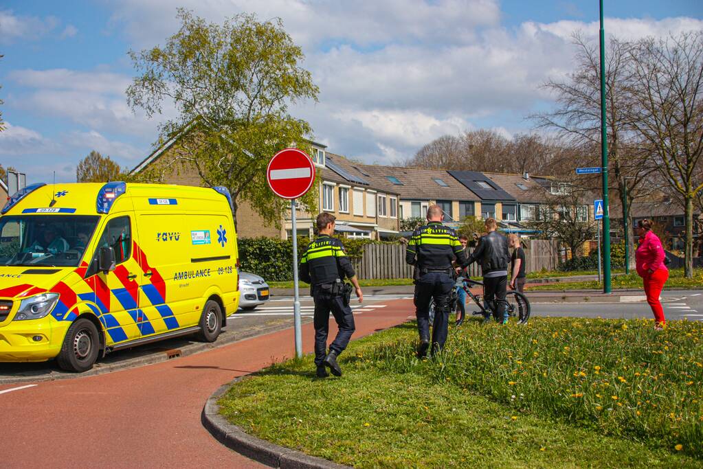 Mountainbiker geschept door auto