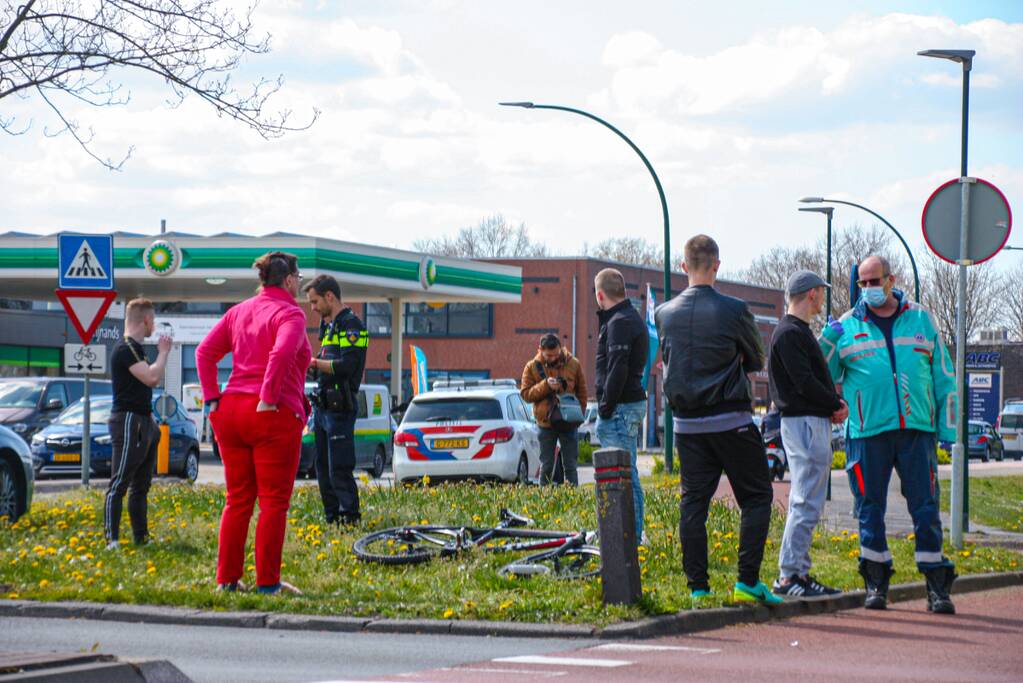 Mountainbiker geschept door auto