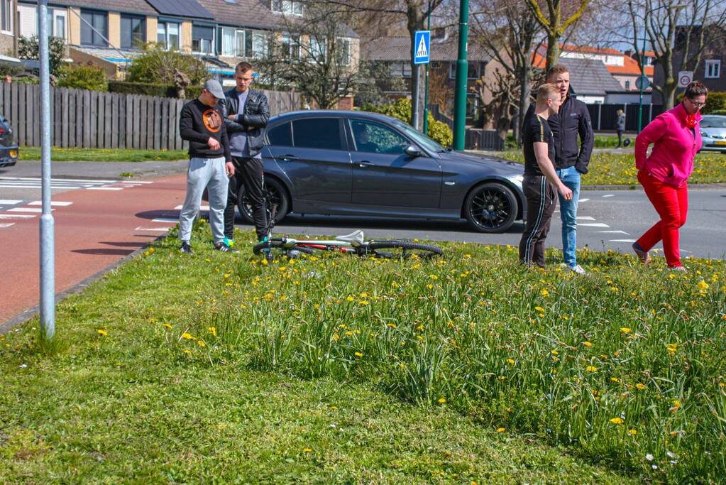 Mountainbiker geschept door auto