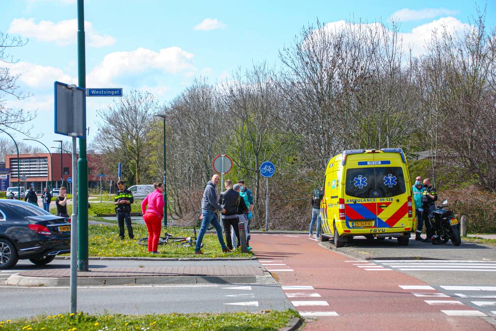 Mountainbiker geschept door auto