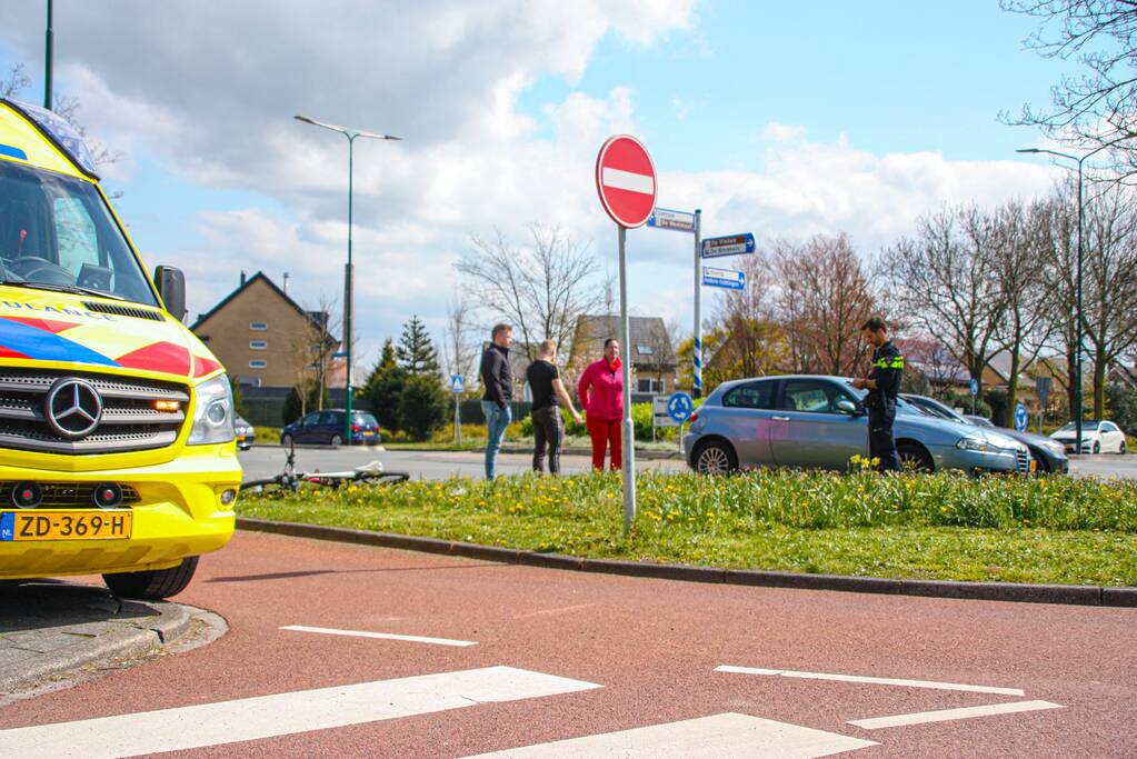 Mountainbiker geschept door auto