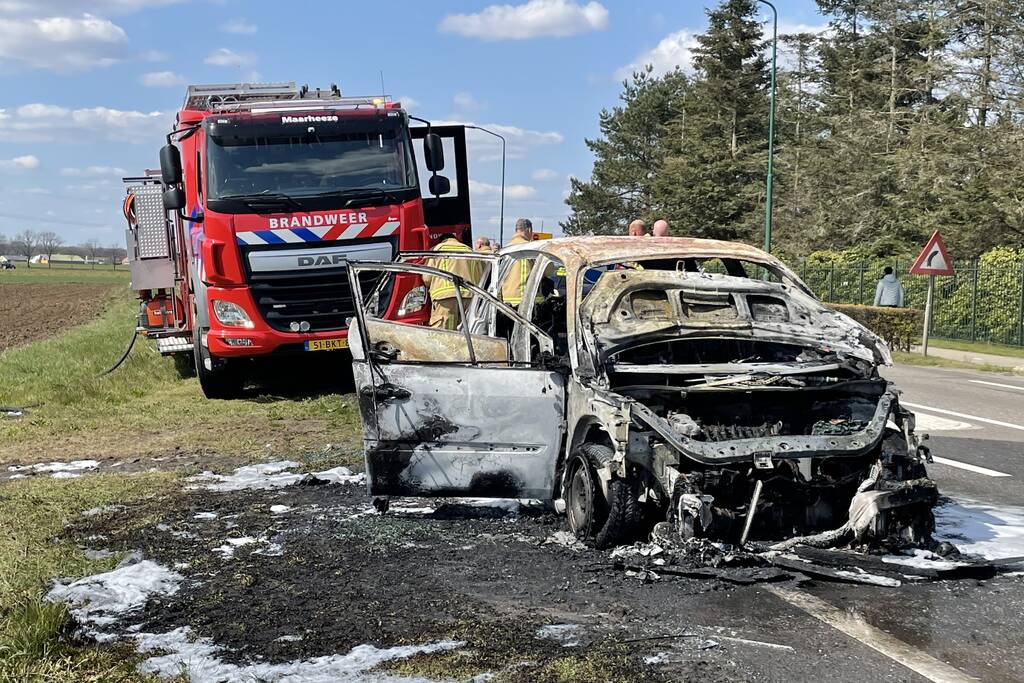 Auto verwoest door brand