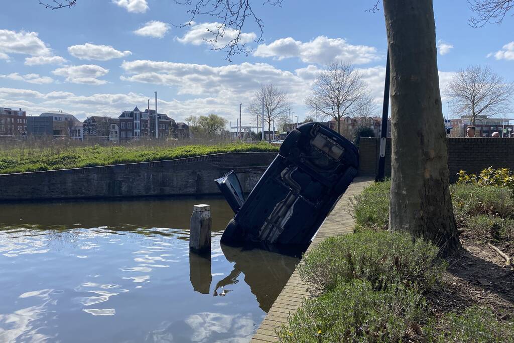 Personenauto belandt in water