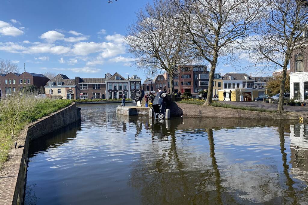 Personenauto belandt in water