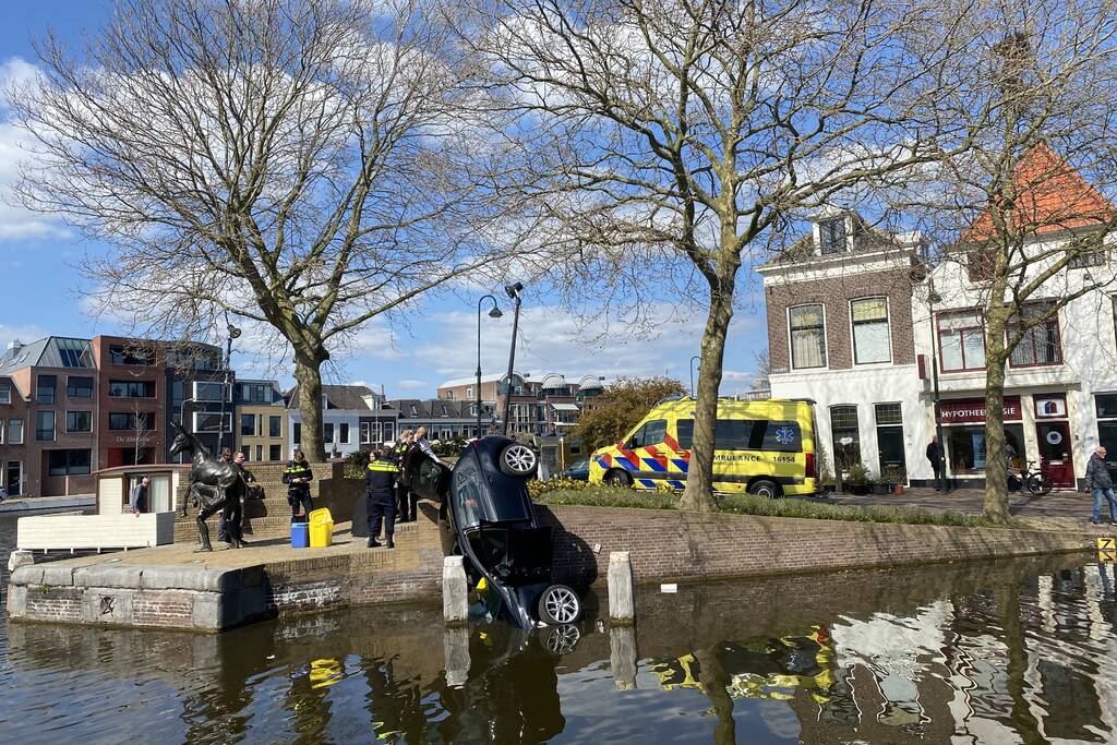 Personenauto belandt in water