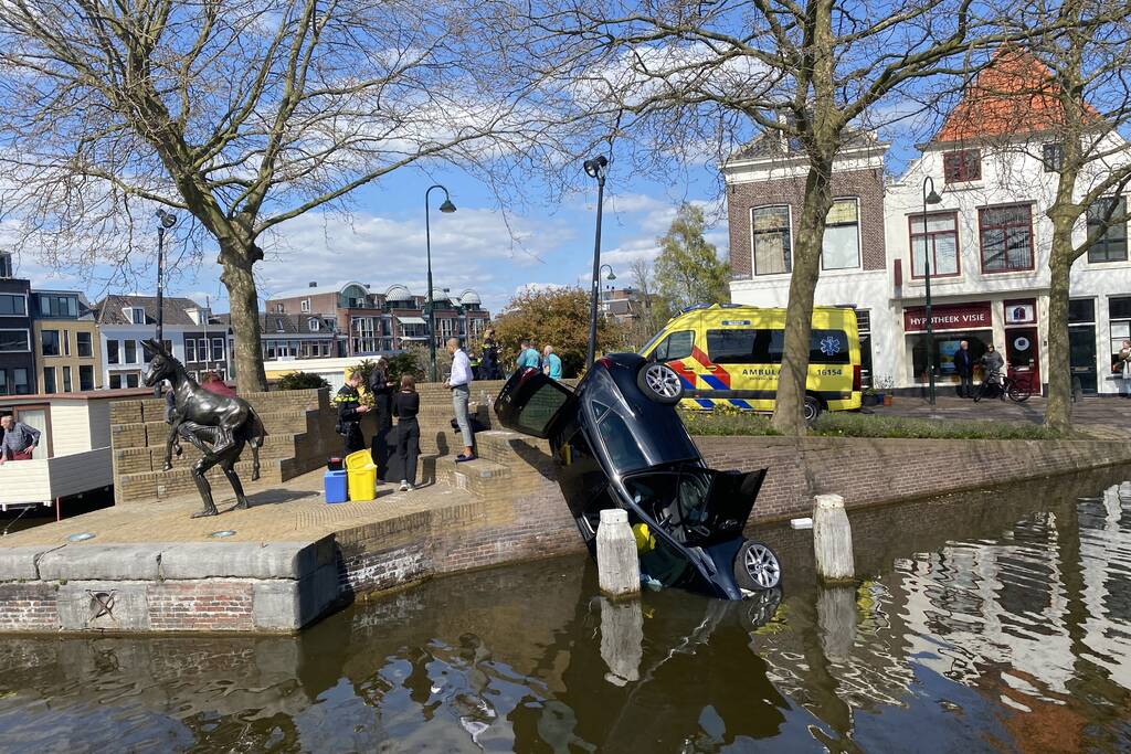Personenauto belandt in water
