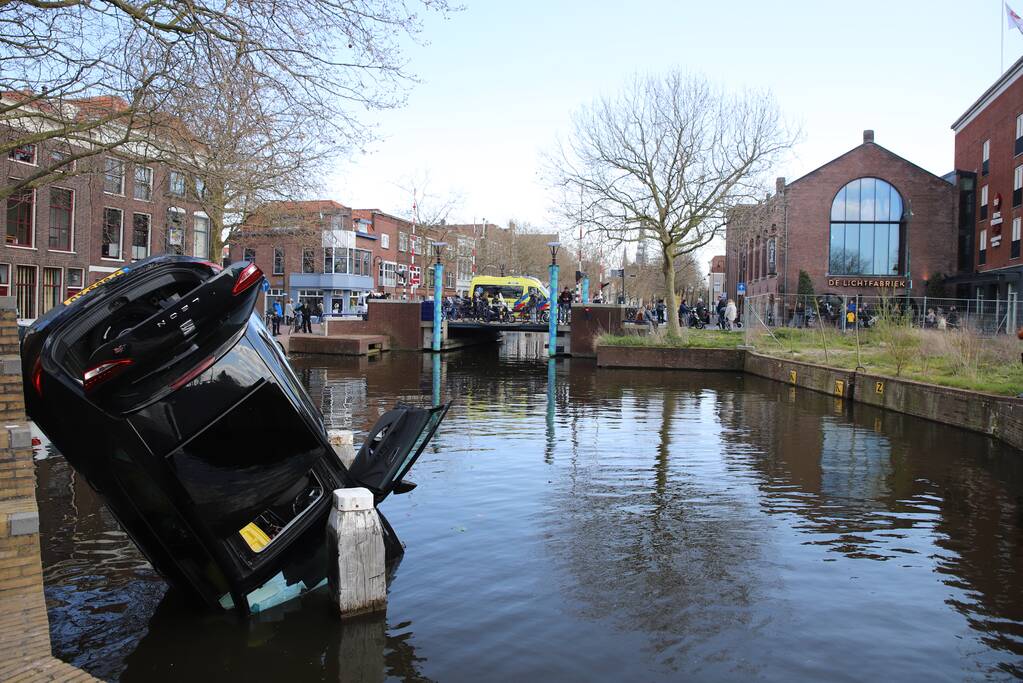 Personenauto belandt in water