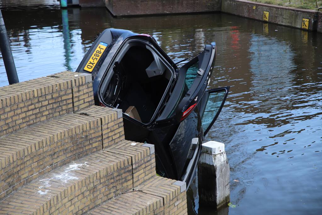 Personenauto belandt in water
