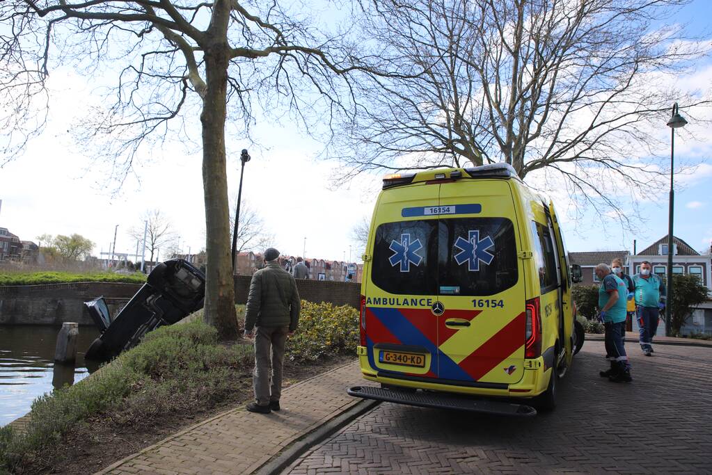Personenauto belandt in water
