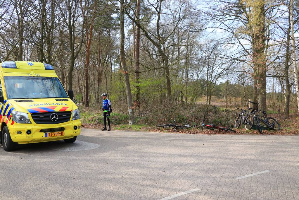 Mountainbiker en bestelbus botsen met elkaar