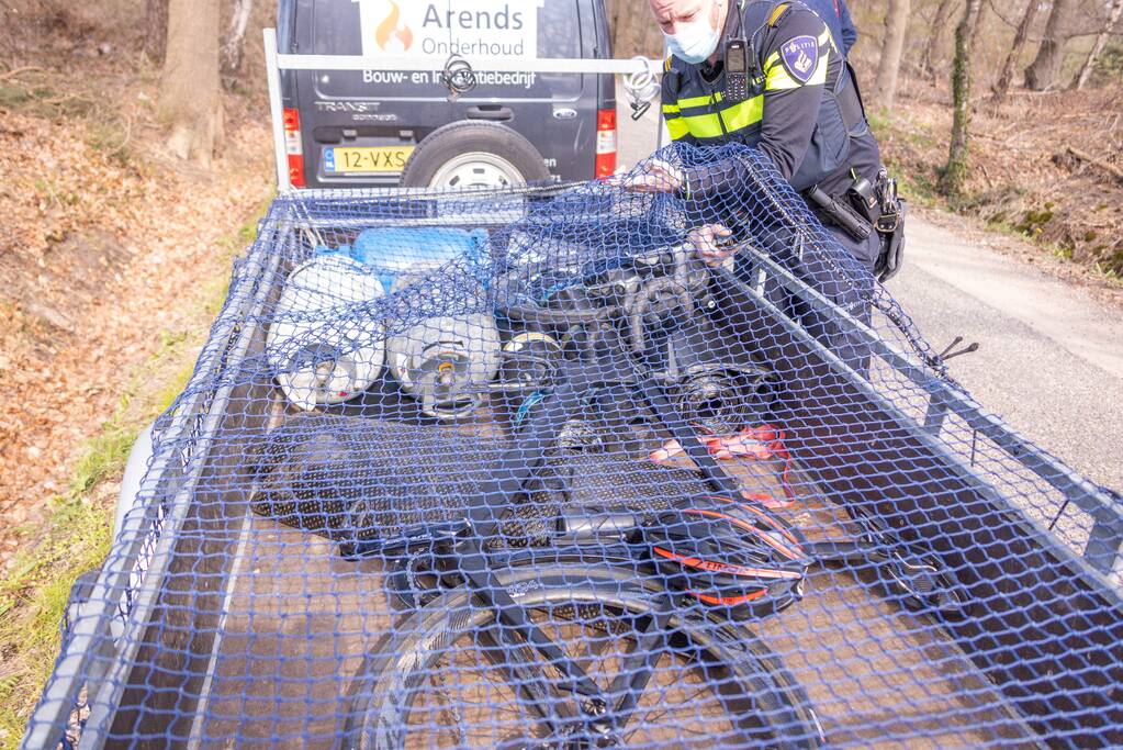 Mountainbiker en bestelbus botsen met elkaar