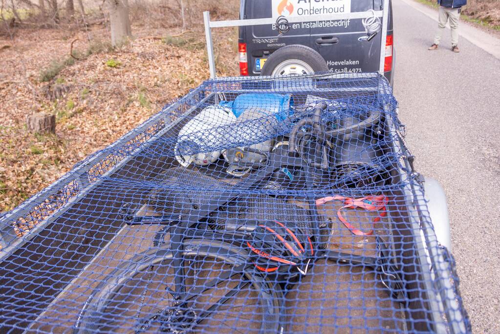 Mountainbiker en bestelbus botsen met elkaar