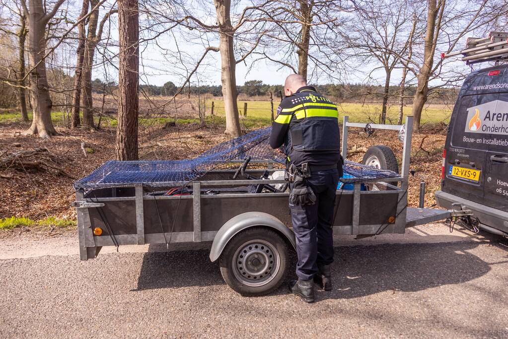 Mountainbiker en bestelbus botsen met elkaar