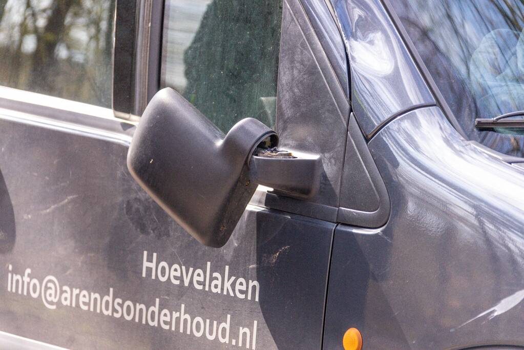 Mountainbiker en bestelbus botsen met elkaar