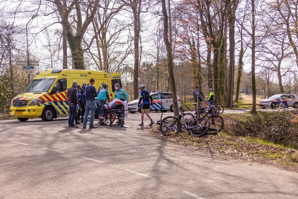 Mountainbiker en bestelbus botsen met elkaar