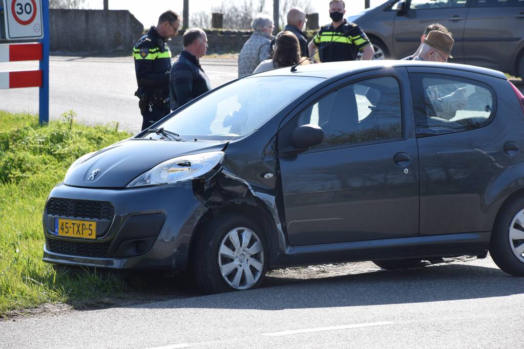 Twee auto's betrokken bij frontale aanrijding