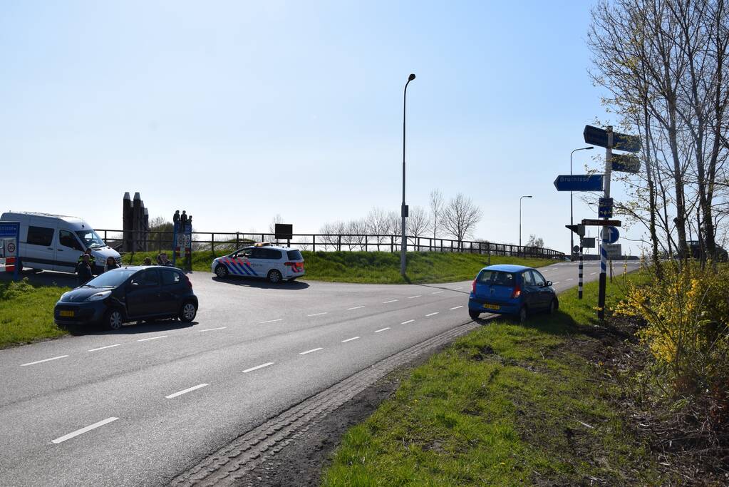 Twee auto's betrokken bij frontale aanrijding