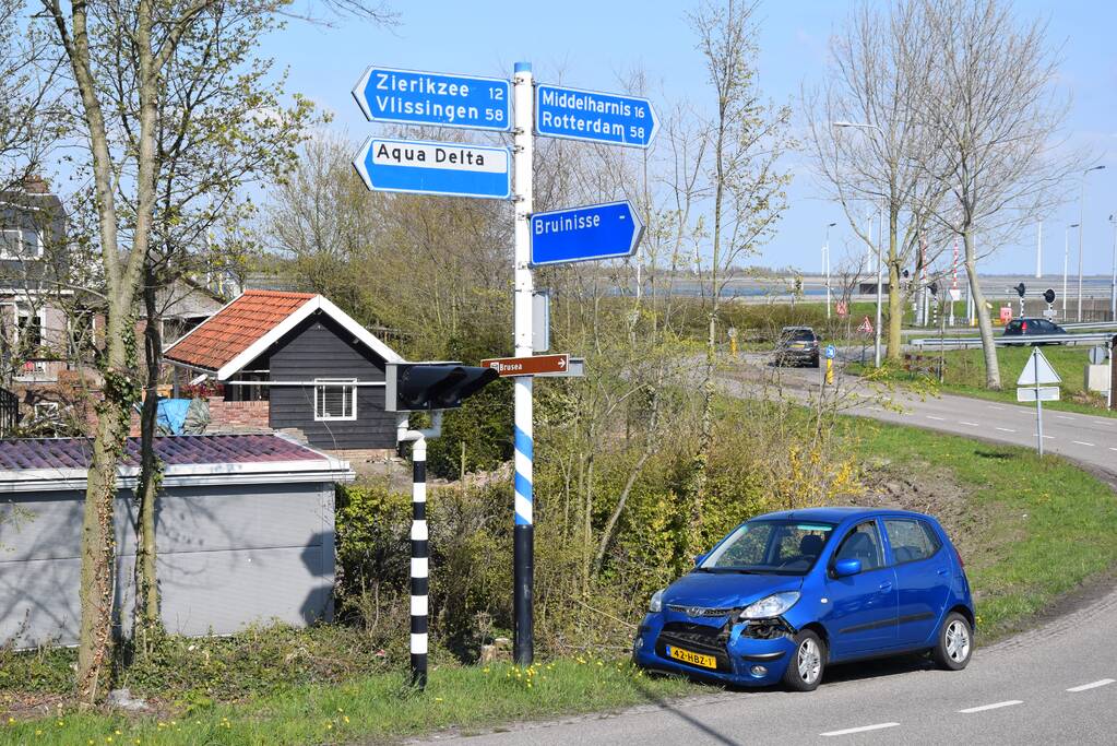 Twee auto's betrokken bij frontale aanrijding