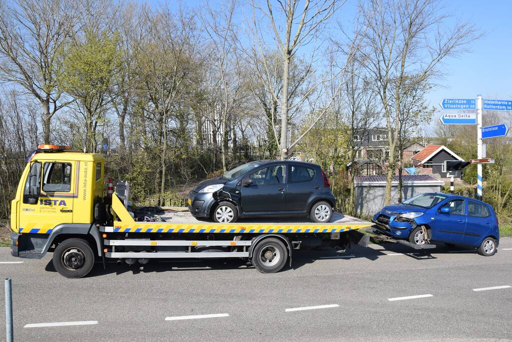 Twee auto's betrokken bij frontale aanrijding
