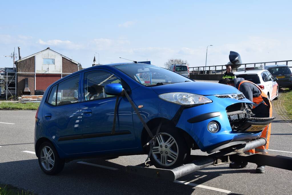 Twee auto's betrokken bij frontale aanrijding