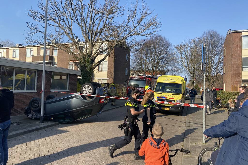 Auto slaat over de kop