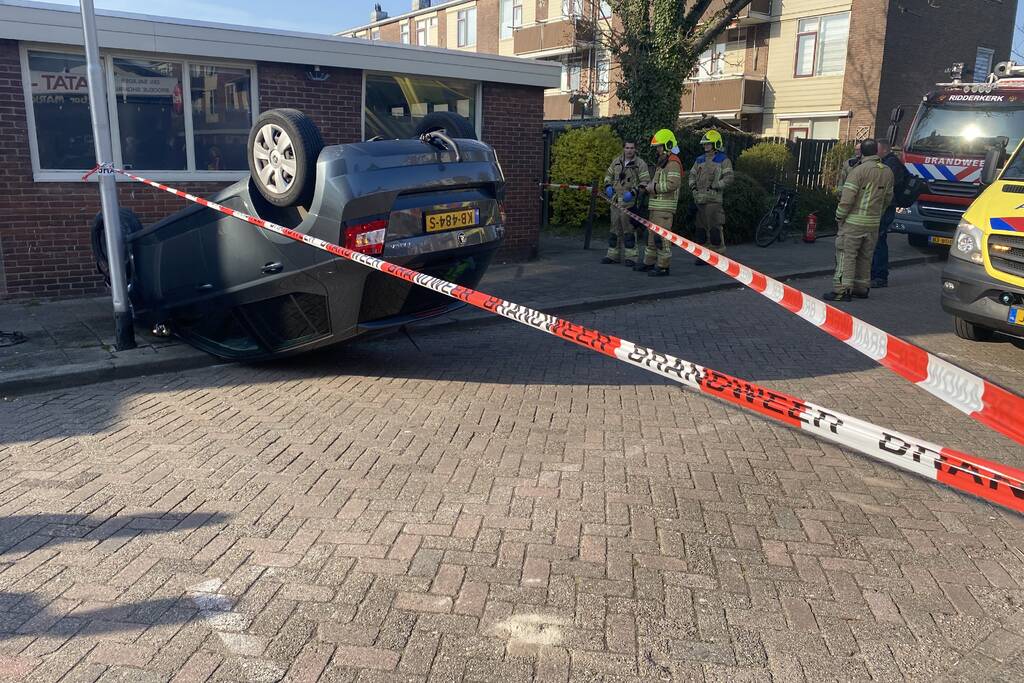 Auto slaat over de kop