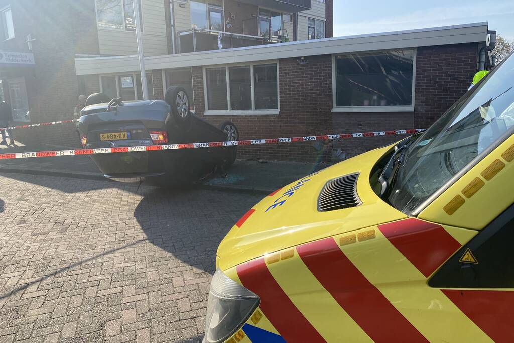 Auto slaat over de kop