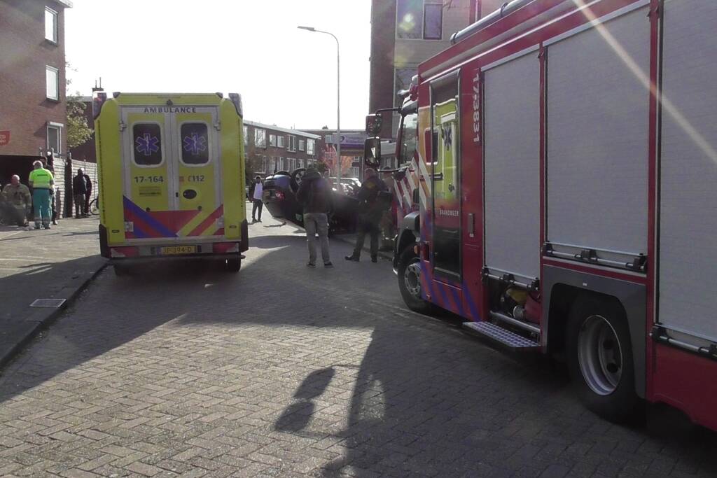 Auto slaat over de kop