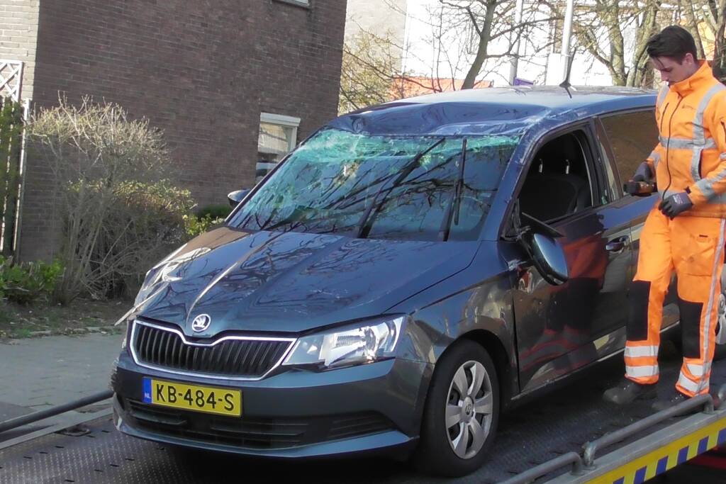 Auto slaat over de kop