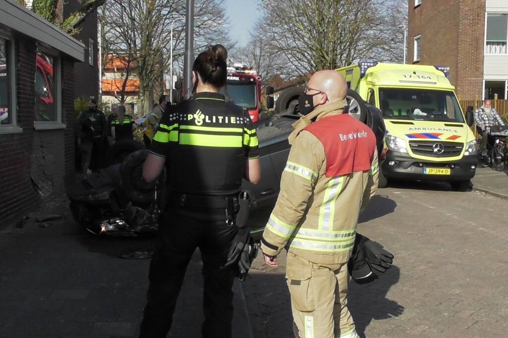 Auto slaat over de kop