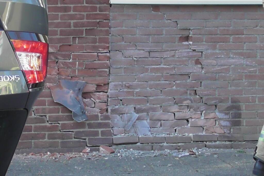 Auto slaat over de kop