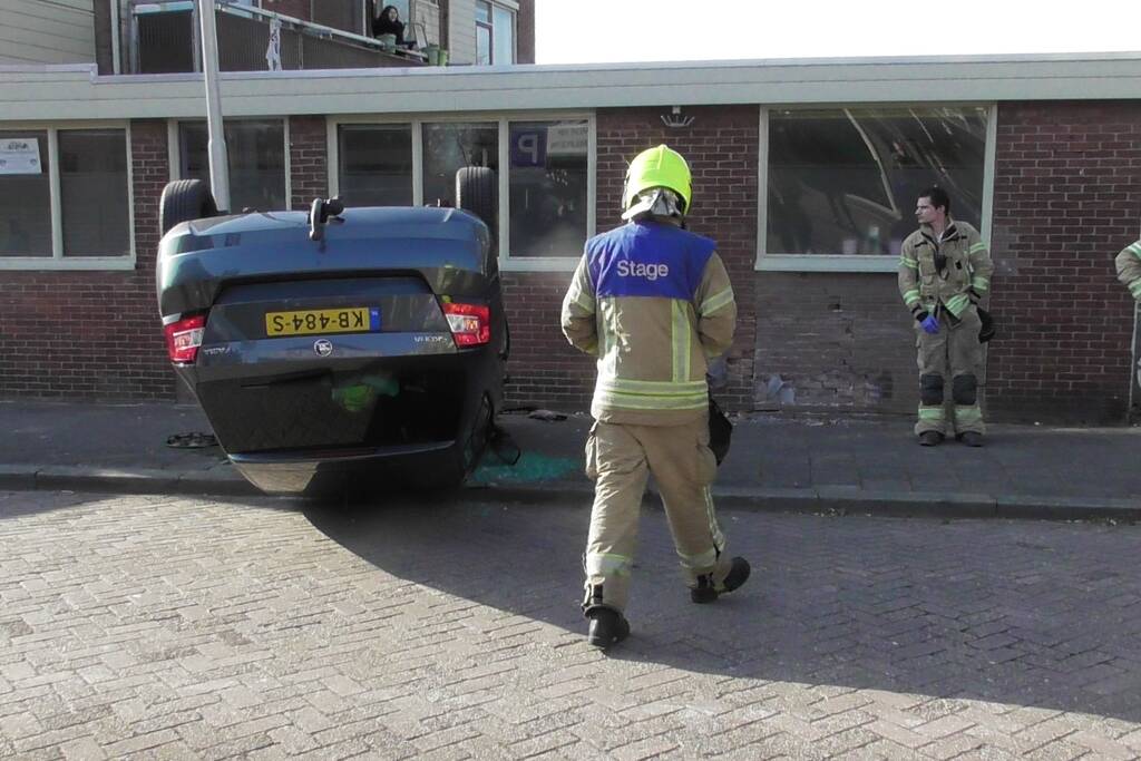 Auto slaat over de kop