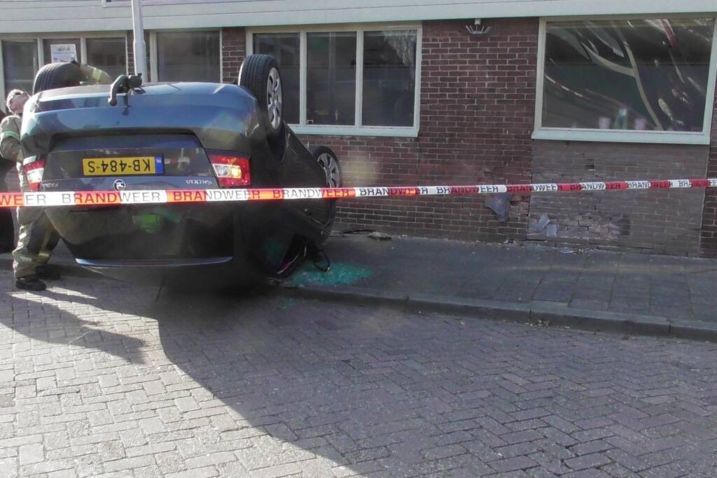 Auto slaat over de kop