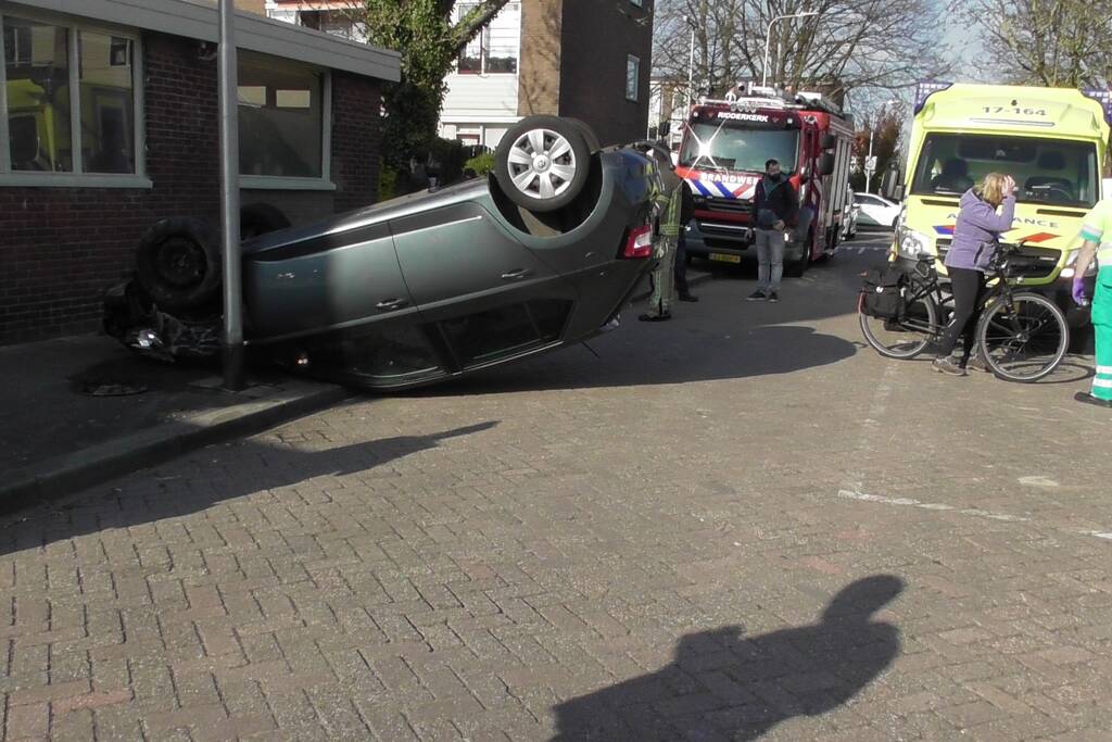 Auto slaat over de kop