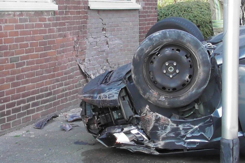 Auto slaat over de kop