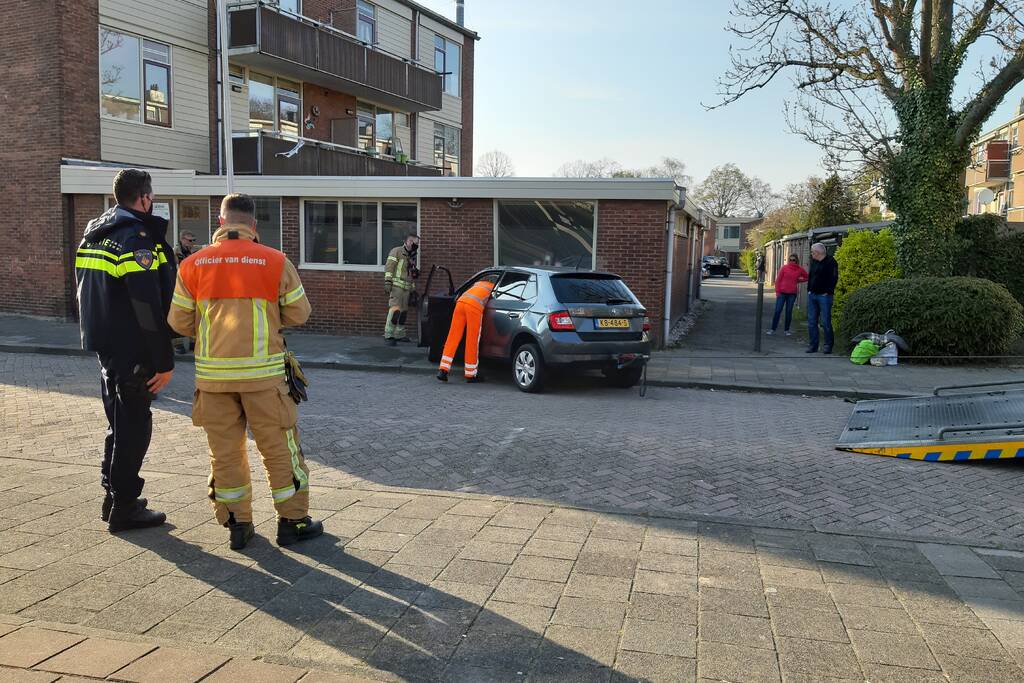 Auto slaat over de kop