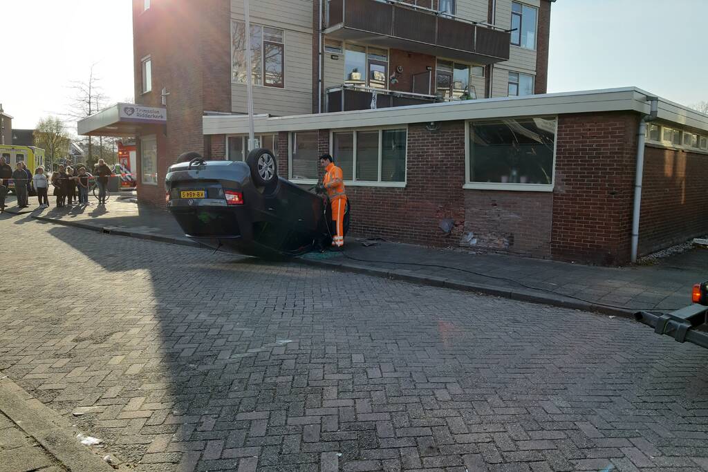 Auto slaat over de kop