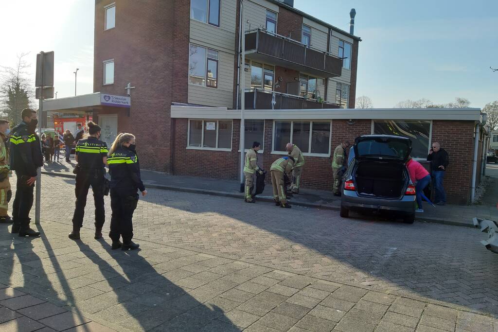 Auto slaat over de kop