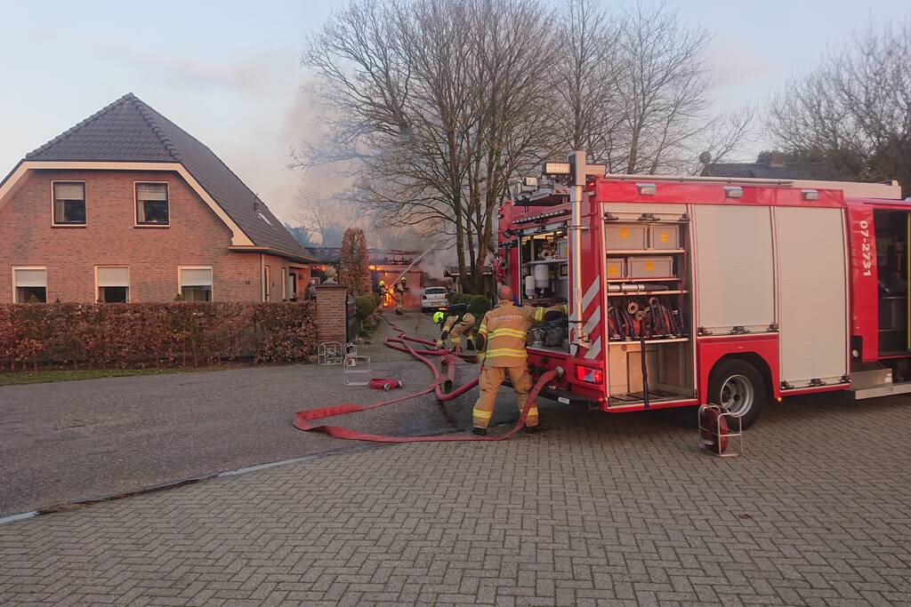 Schuur en auto verwoest door brand