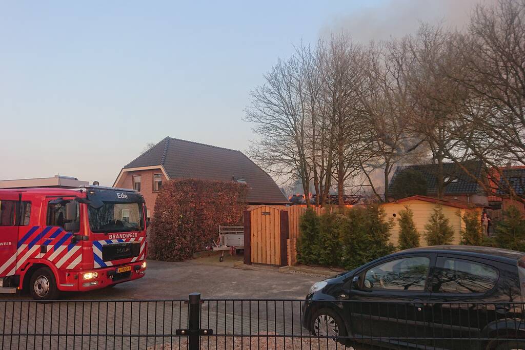 Schuur en auto verwoest door brand