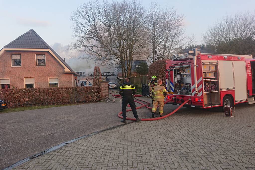 Schuur en auto verwoest door brand
