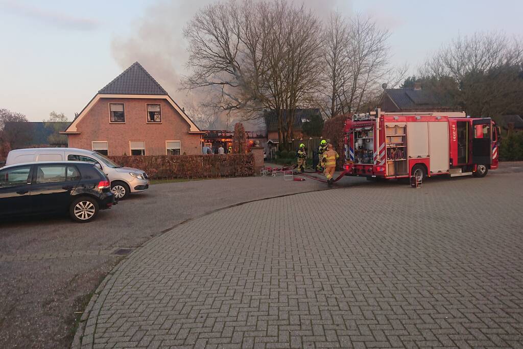 Schuur en auto verwoest door brand