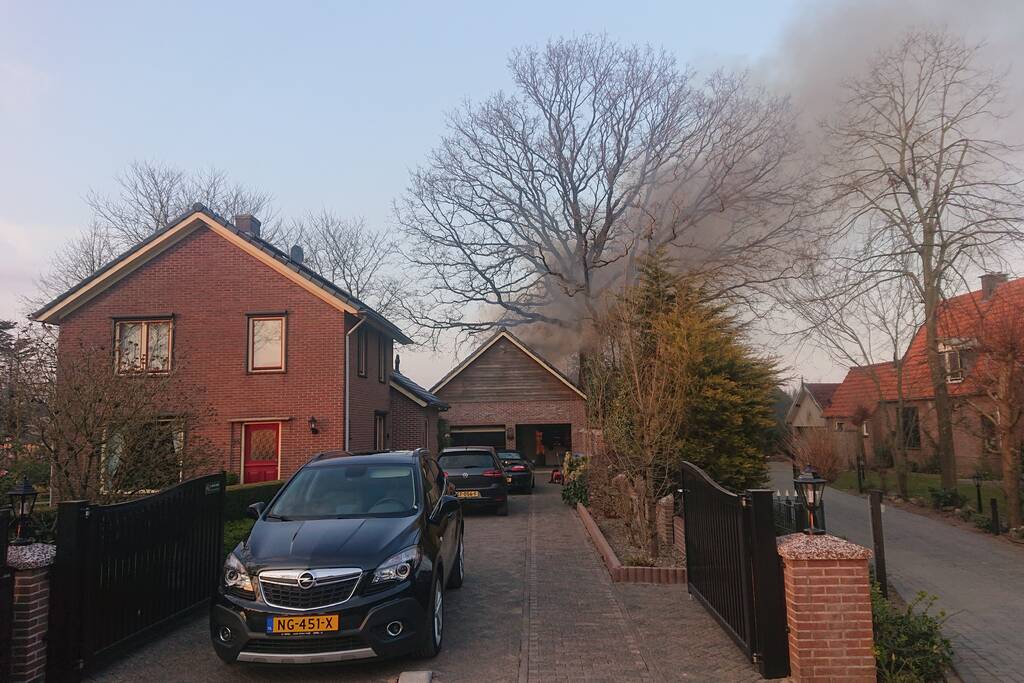 Schuur en auto verwoest door brand