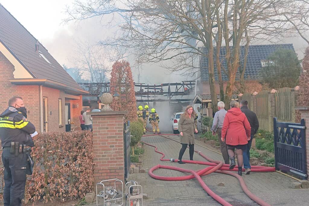 Schuur en auto verwoest door brand