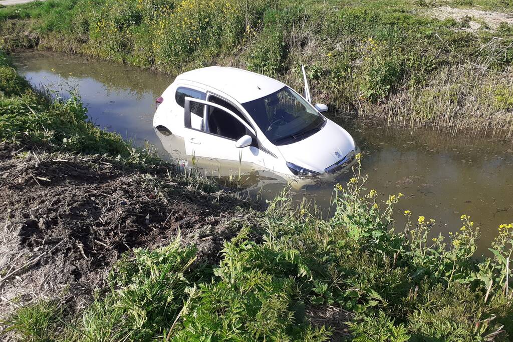 Rijles van vriend eindigt in sloot