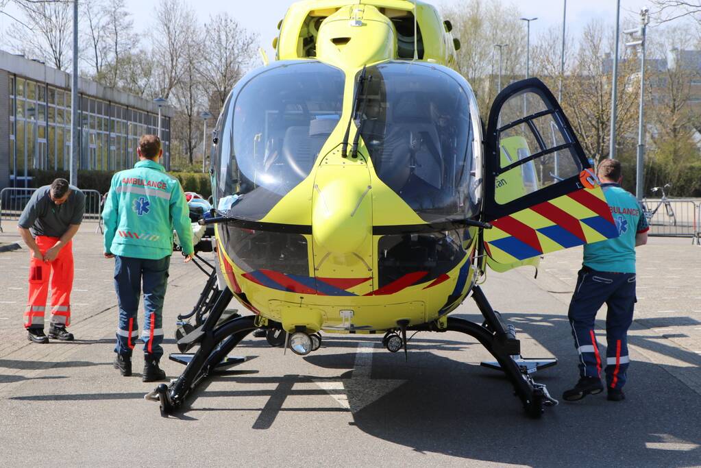 Traumahelikopter landt op parkeerplaats Alrijne ziekenhuis voor transport coronapatiënt