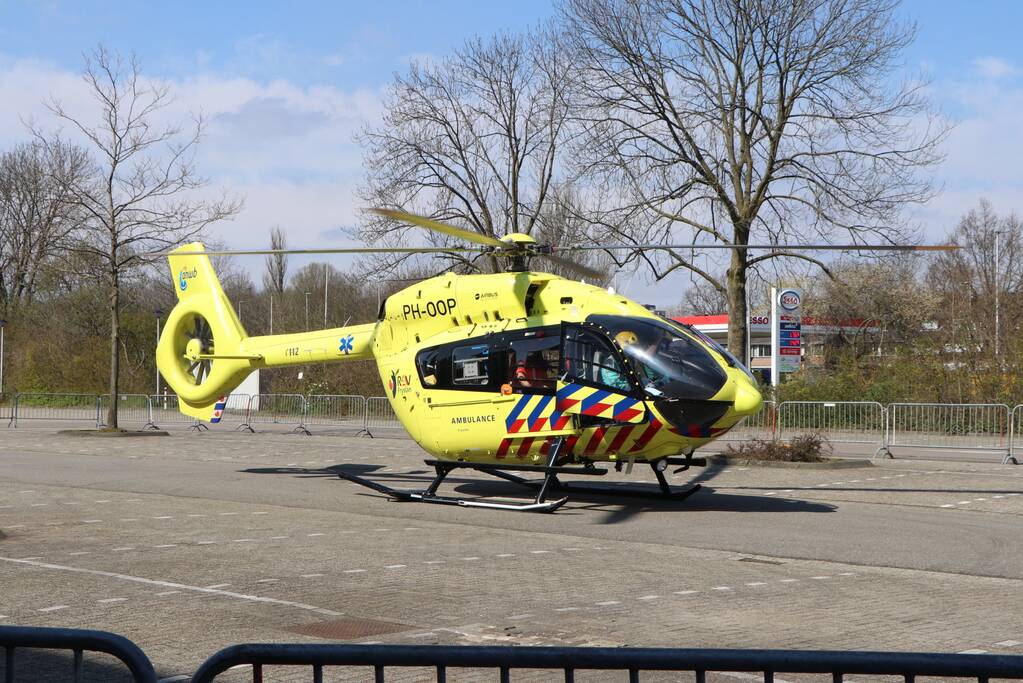 Traumahelikopter landt op parkeerplaats Alrijne ziekenhuis voor transport coronapatiënt