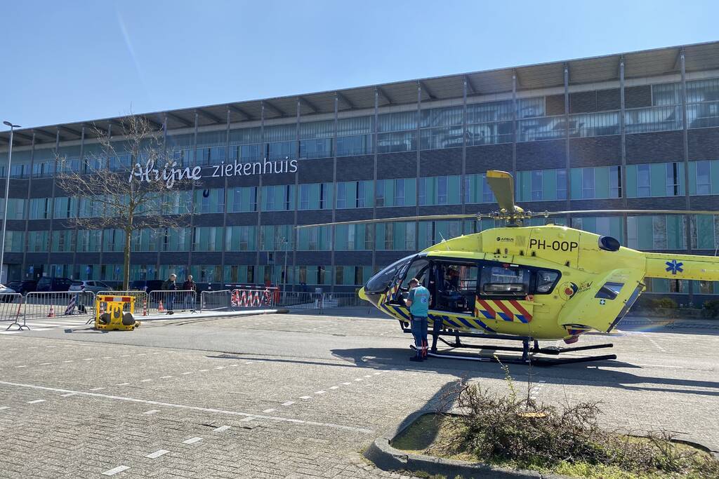 Traumahelikopter landt op parkeerplaats Alrijne ziekenhuis voor transport coronapatiënt