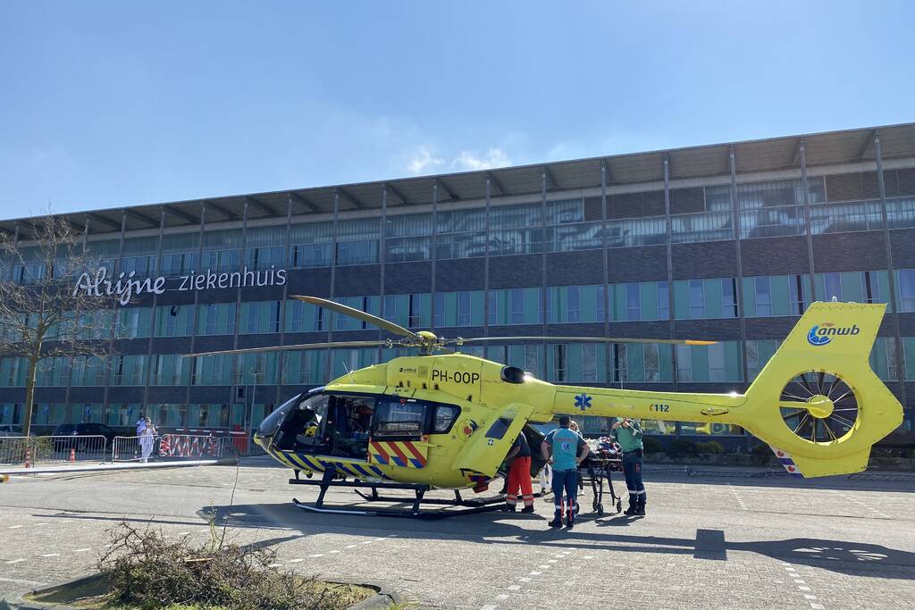 Traumahelikopter landt op parkeerplaats Alrijne ziekenhuis voor transport coronapatiënt